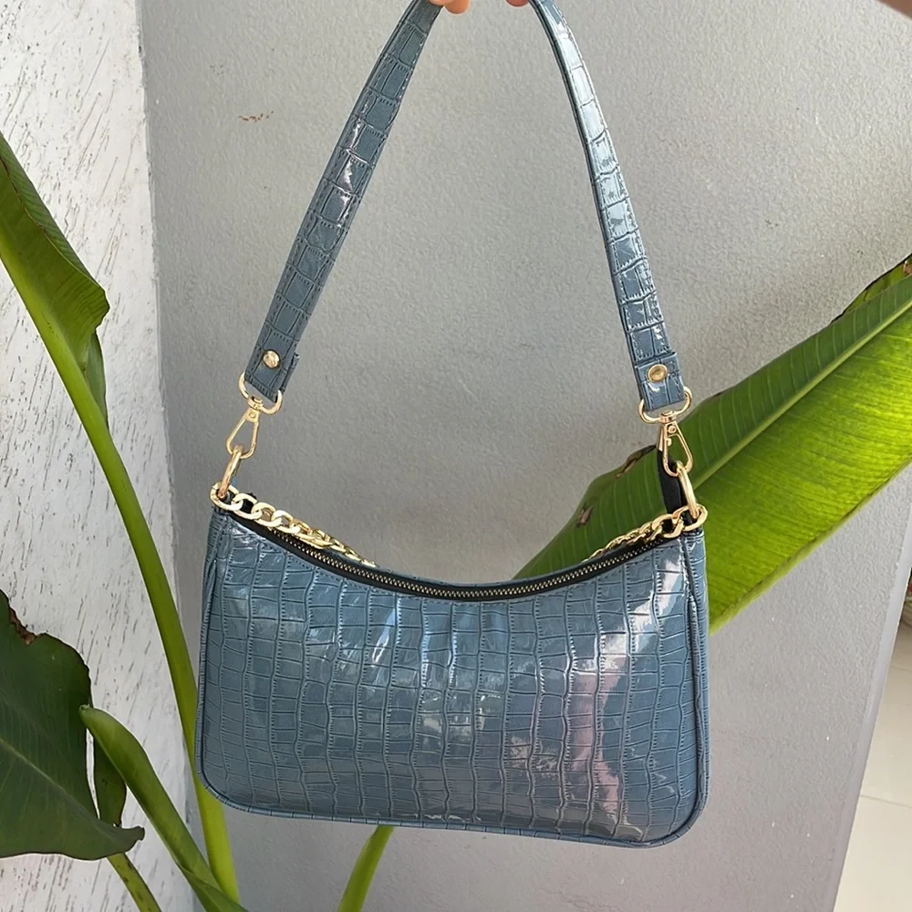 ✨❣️ Super cute blue baguette sling bag in croc texture - Picture 3 of 5